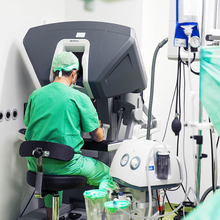 Da Vinci Operantionsroboter im Einsatz im OP der Urologie Planegg