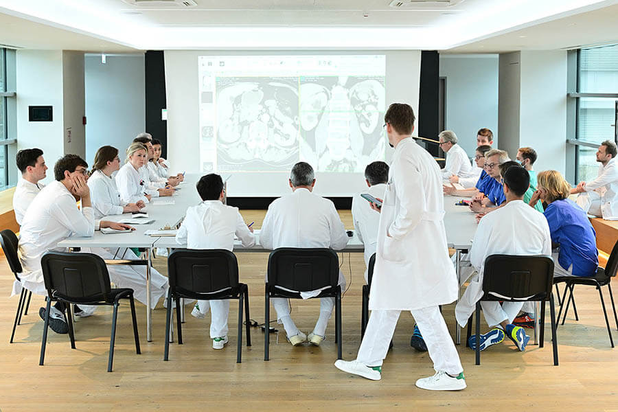 Ärzt:innen der Urologischen Klinik München Planegg beim Tumorboard